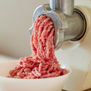 Фарш перекрутить на мясорубке.