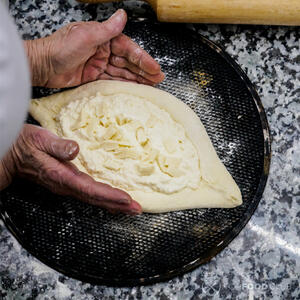 Выложить сыр.