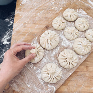 Формировать хинкали.