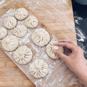 Слепить хинкали.