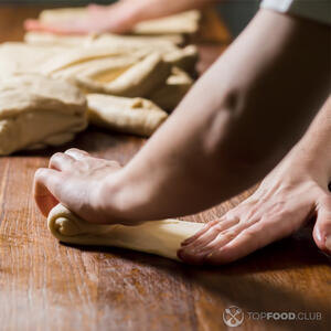 Лепить колбаску.