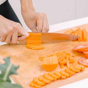 Нарезать морковь соломкой.