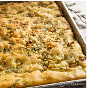 Запекать фокаччу.