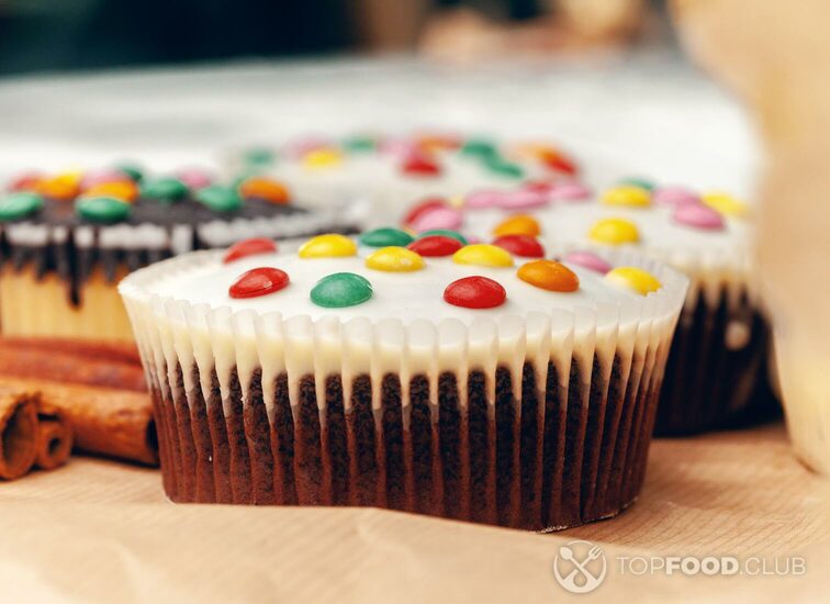 2021-10-26-nxrdti-christmas-muffins-with-icing-close-up-on-table-2021-10-20-21-58-33-utc