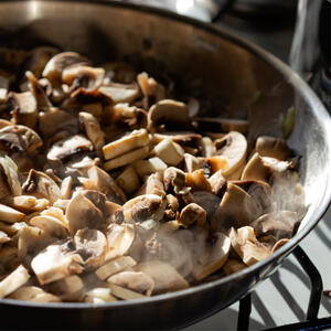 Обжарить грибы.