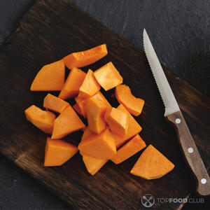 Нарезать тыкву.