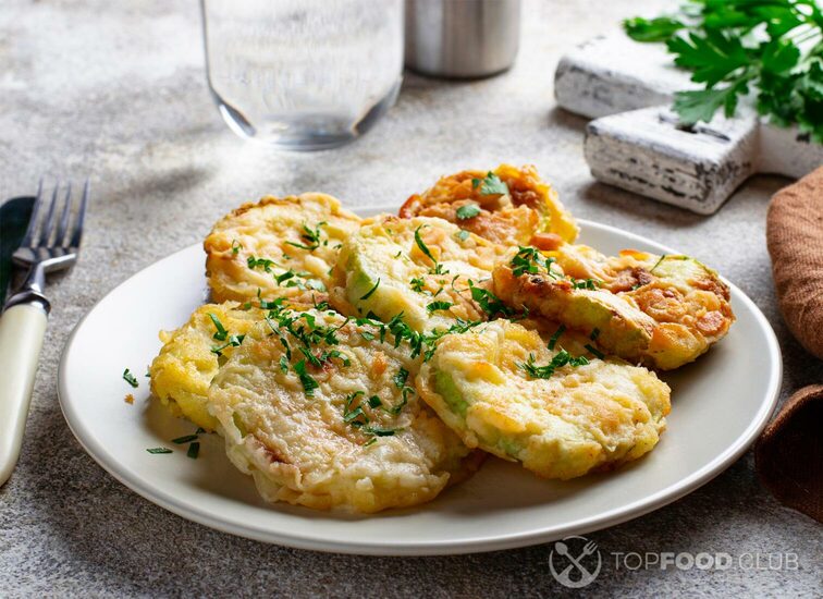 2021-11-11-0tyafx-fried-zucchini-slices-with-parsley-2021-08-26-19-01-17-utc