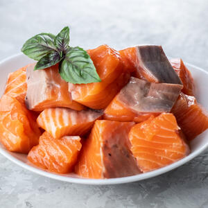 кубики красной рыбы