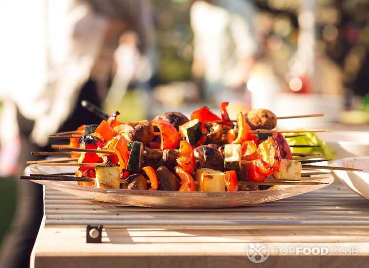 2021-11-11-cszbnx-vegetable-shish-kebabs-on-picnic-table-2021-08-28-23-57-28-utc