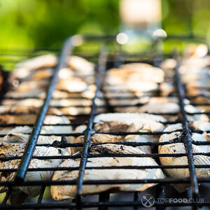 Грибы на гриле.