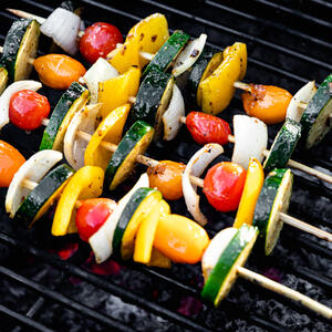 Жарить шашлык.