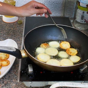 Жарить кабачки.