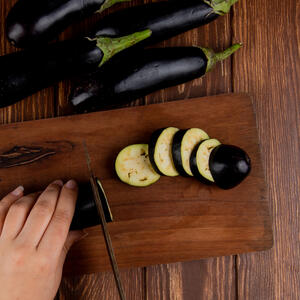 Нарезать баклажан.