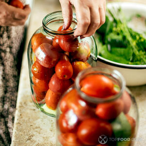 Засаливать помидоры.