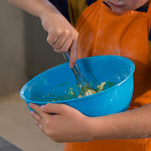 месить тесто