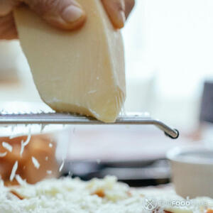 Посыпать сыр.