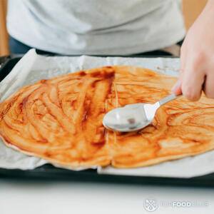 Смазать томатным соусом.