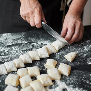 нарезать ленивые вареники