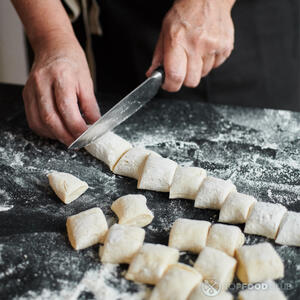 резать тесто