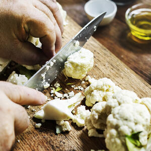 резать цветную капусту.