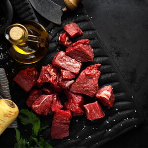 нарезать сырое мясо