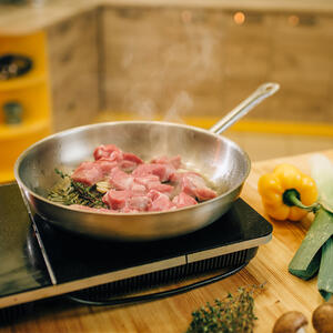 обжарить мясо на сковороде