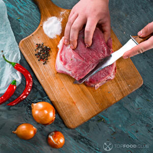 Нарезать свинину.