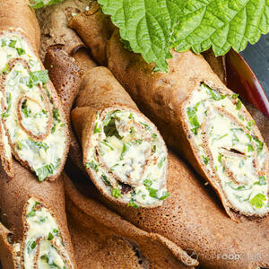 Скручиваем блин трубочкой и разрезаем пополам