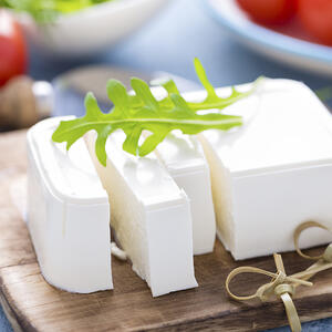 Нарежьте сыр 