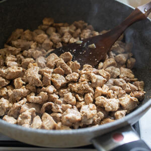 Свинина жариться на сковороде