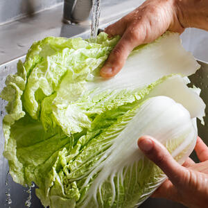 Капусту разделить на листья