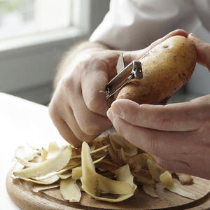 Очистите картофель