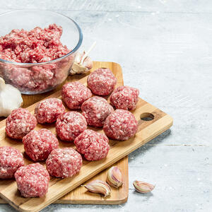 Слепите шарики из фарша