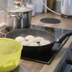 Пожарьте драники с каждой стороны