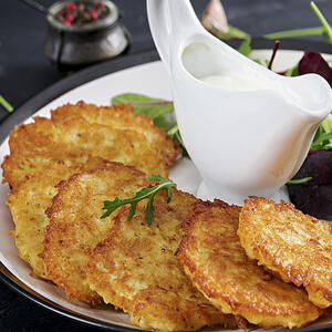 Подавайте драники со сметаной