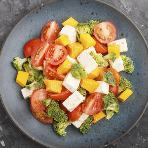 Cалат из брокколи с сыром готов!