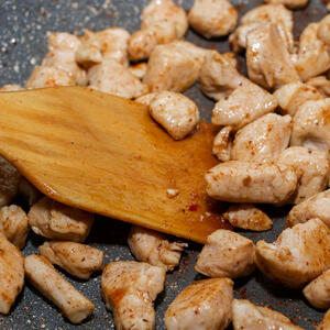 Пожарить курицу на сковороде