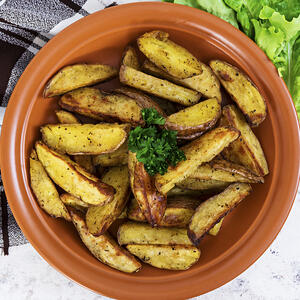 Подавайте запечённую картошку к столу горячей