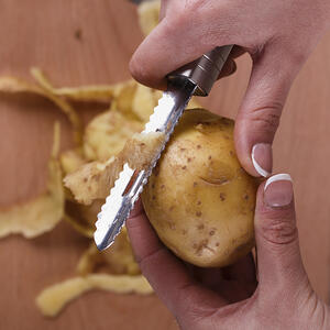 Очистите картофель