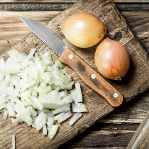 Репчатый лук мелко нарезать