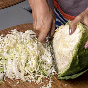 Молодую капусту нашинковать соломкой