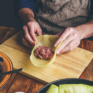 В каждый лист поставить такое количество начинки, чтобы удобно было заворачивать голубцы