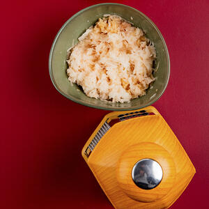 Натрите картофель на крупной тёрке