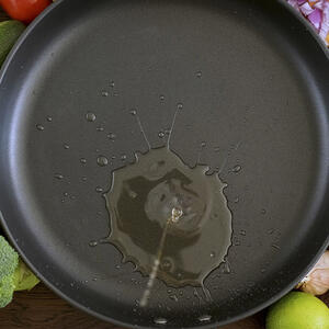 Налейте масло в скороду и разогрейте