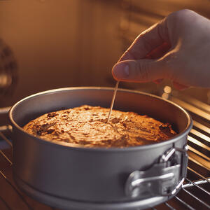 Проверьте готовность хлеба зубочисткой