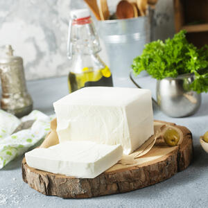 Сюда же положите брынзу