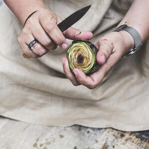 Уберите зелёные листья и серединку артишоков