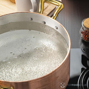 Поставьте кастрюлю с водой на средний огонь и доведите воду до кипения