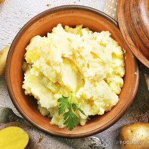 Разложите получившееся картофельное пюре по тарелкам