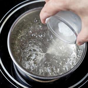  Добавьте соль в отношении 1 ч.л. соли на пол-литра воды